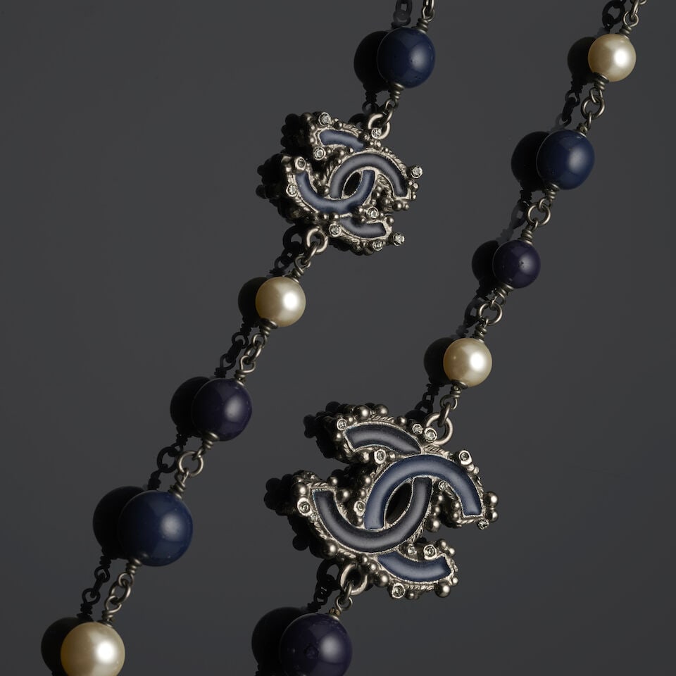 Chanel, Automne/Hiver 2012. Sautoir de perles d'imitation marines et blanches. Chanel, Autumn/Wi... - 2