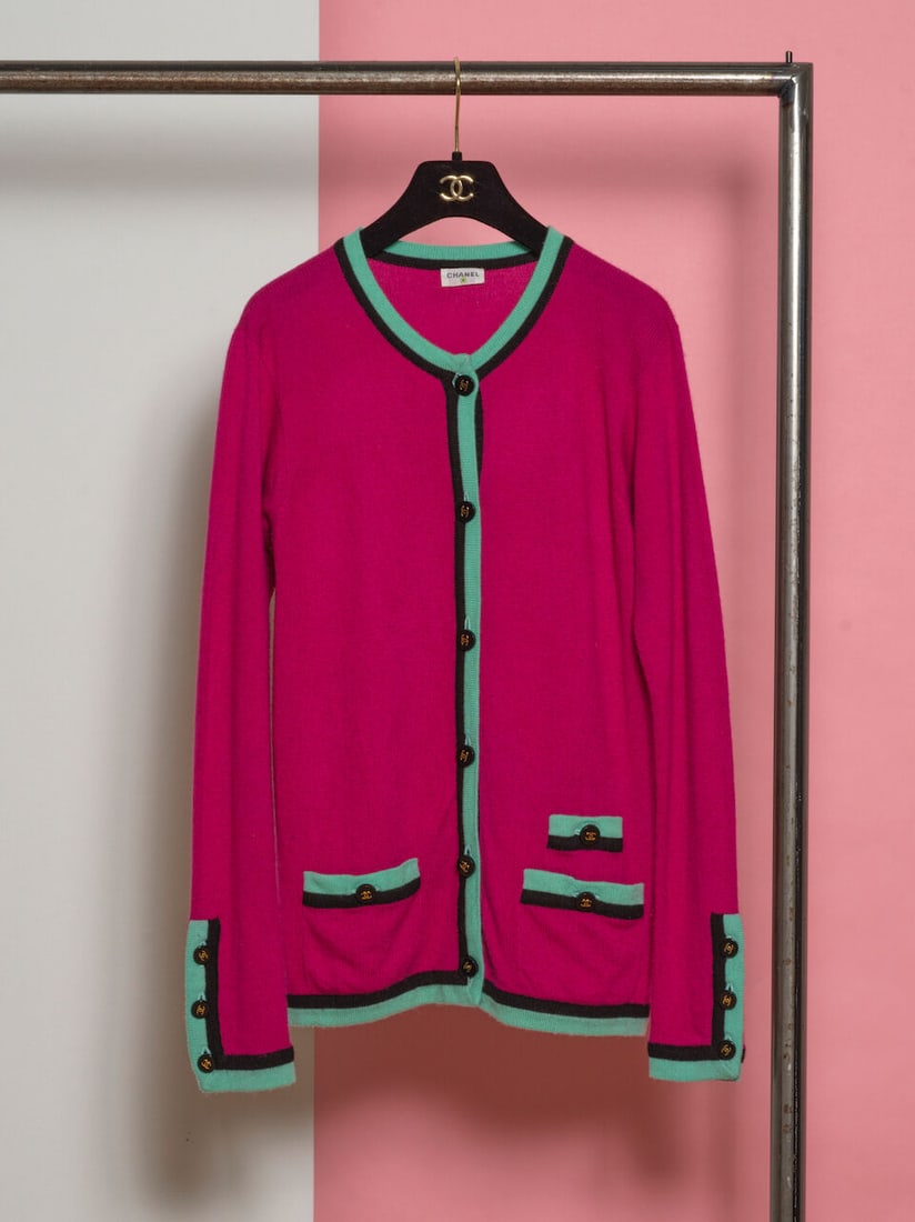 Chanel, collection Prêt à Porter, années 1990. Gilet en cachemire fuchsia, noir e...: Chanel, collection Prêt à Porter, années 1990. Gilet en cachemire fuchsia, noir et azur. Chanel, Ready-to-Wear collection, 1990s. Fuchsia, black and azure cashmere vest. Gilet long.