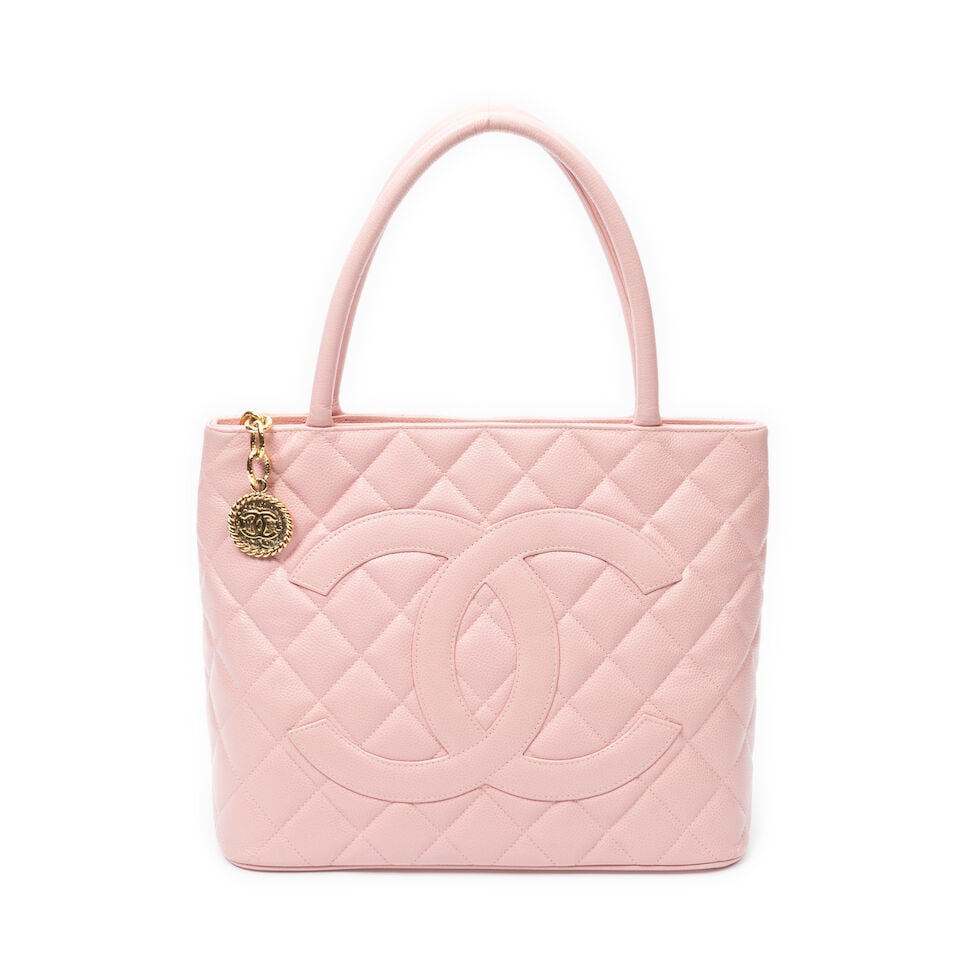 Chanel, circa 2004. Sac cabas Médaillon en cuir caviar rose matelassé. Chanel, circa 2...: Chanel, circa 2004. Sac cabas Médaillon en cuir caviar rose matelassé. Chanel, circa 2004. Médaillon tote bag in quilted, matt pink caviar leather. Large sigle, fermeture zipée,