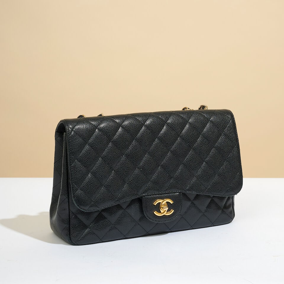 Chanel, année 2011. Sac Jumbo en veau caviar noir. Chanel, 2011. Jumbo bag in black caviar ...: Chanel, année 2011. Sac Jumbo en veau caviar noir. Chanel, 2011. Jumbo bag in black caviar calfskin. Directeur artistique: Karl Lagerfeld. Hologramme, manque carte d'authenticité. Hologram,