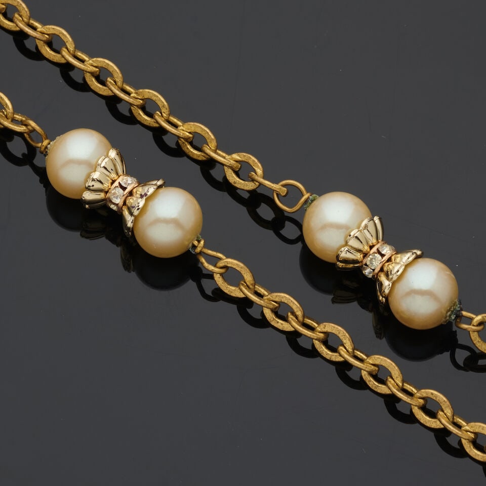 Chanel, circa 1983. Long sautoir chaine doré entrecoupé de perles blanches irisée... - 2