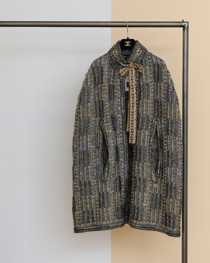 Chanel, collection Prêt-à-Porter, Automne/Hiver 2016. Cape en soie polyester dans les ...: Chanel, collection Prêt-à-Porter, Automne/Hiver 2016. Cape en soie polyester dans les tons gris, or. Chanel, Fall/Winter 2016 Ready-to-Wear collection. Silk-polyester cape in shades of gray