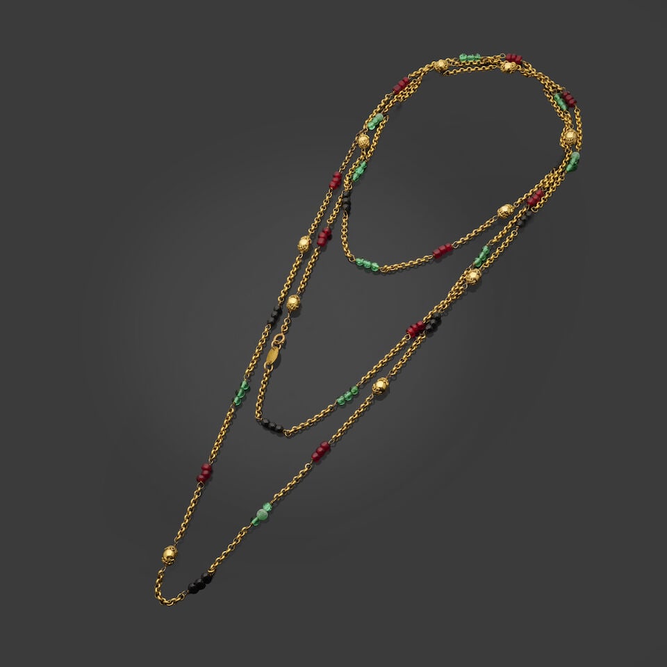 Chanel, circa 1983. Long sautoir chaine doré entrecoupé de perles tricolores. Chanel, ...: Chanel, circa 1983. Long sautoir chaine doré entrecoupé de perles tricolores. Chanel, circa 1983. Long gold-tone sautoir chain interspersed with tricolor pearls. Directeur artistique: Karl