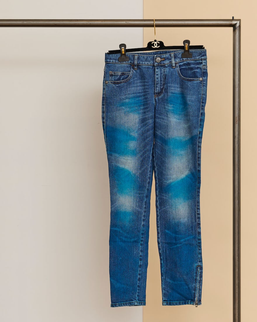 Chanel, collection Croisière 'Paris - Cuba' 2017. Jean en denim bleu peint à effet d&#...: Chanel, collection Croisière 'Paris - Cuba' 2017. Jean en denim bleu peint à effet délavé. Chanel, 'Paris-Cuba' 2017 Cruise collection. Blue denim jeans with a painted, washed-out 