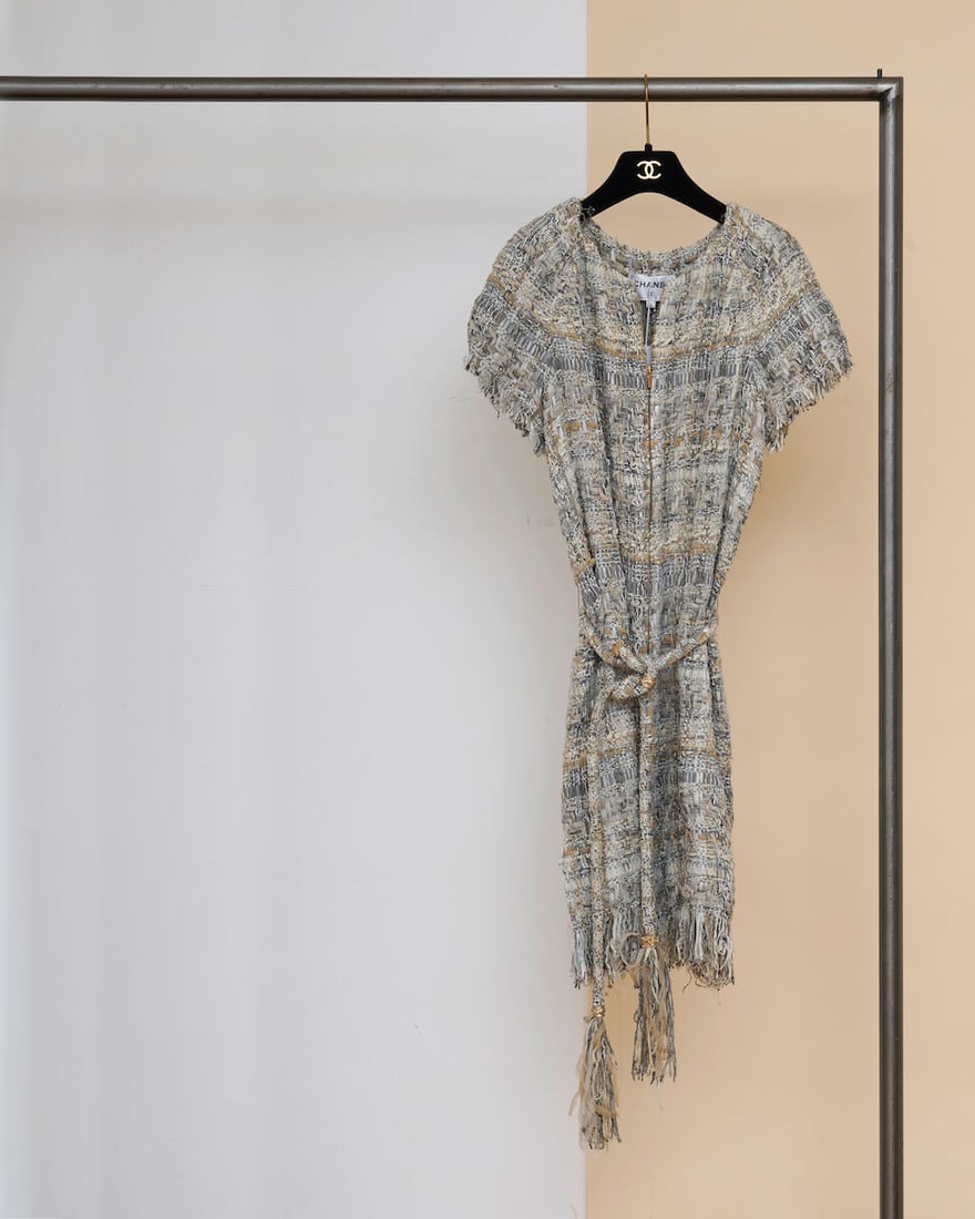 Chanel, collection Croisière 'Grèce Antique' 2018. Robe zippée en tweed beige, bl...: Chanel, collection Croisière 'Grèce Antique' 2018. Robe zippée en tweed beige, bleu et ruban gris. Chanel, 2018 'Ancient Greece' Cruise collection. Zipped dress in beige and blue tweed