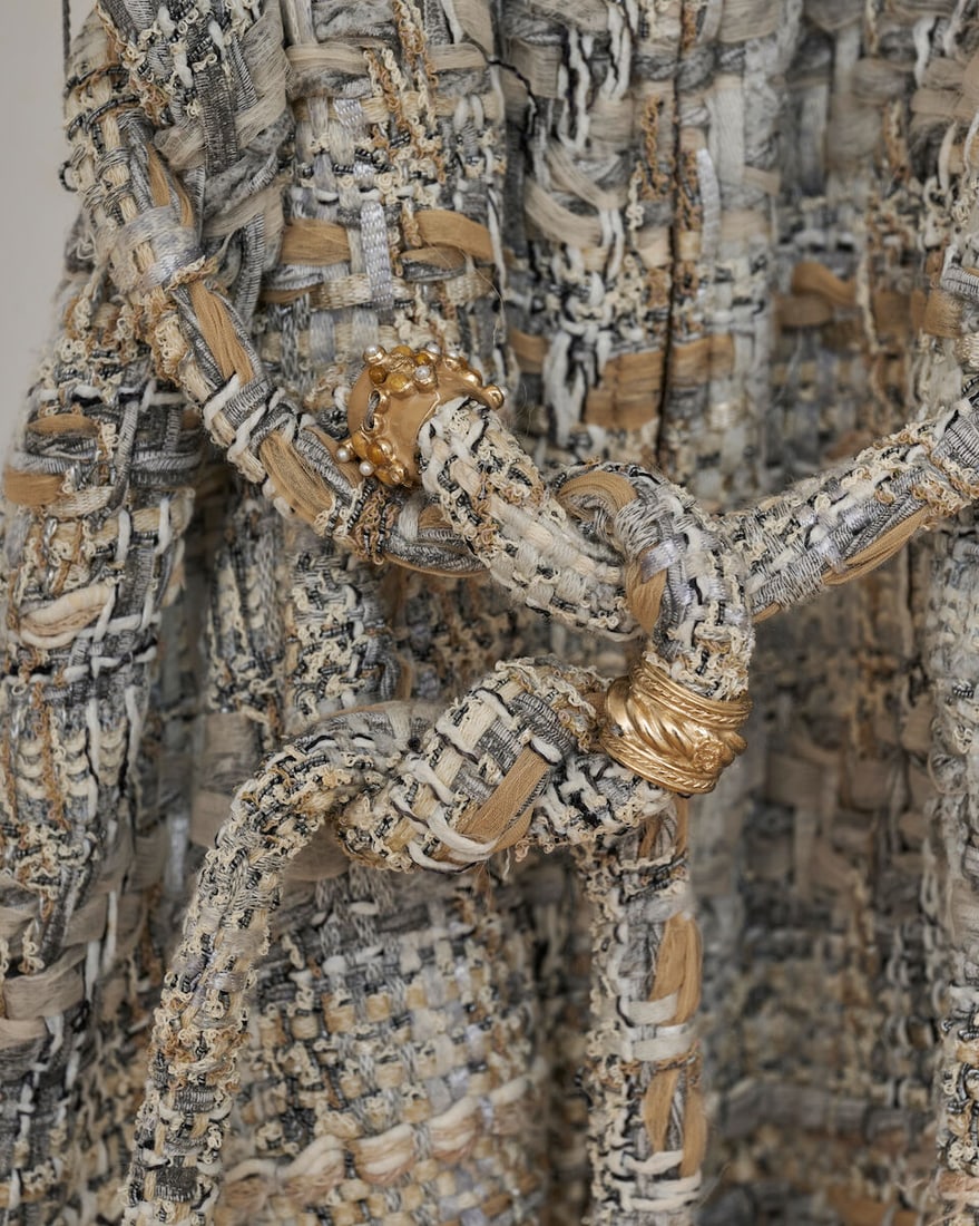 Chanel, collection Croisière 'Grèce Antique' 2018. Robe zippée en tweed beige, bl... - 2