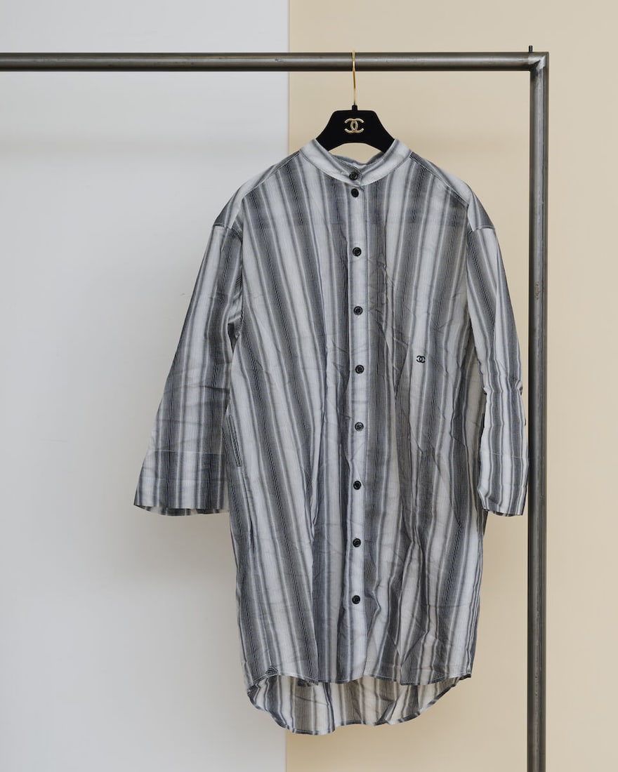 Chanel Sample, collection Prêt à Porter Automne/Hiver 2026. Robe chemise en coton ...: Chanel Sample, collection Prêt à Porter Automne/Hiver 2026. Robe chemise en coton à rayures grises. Chanel sample, Autumn/Winter 2026 Ready-to-Wear collection. Grey striped cotton