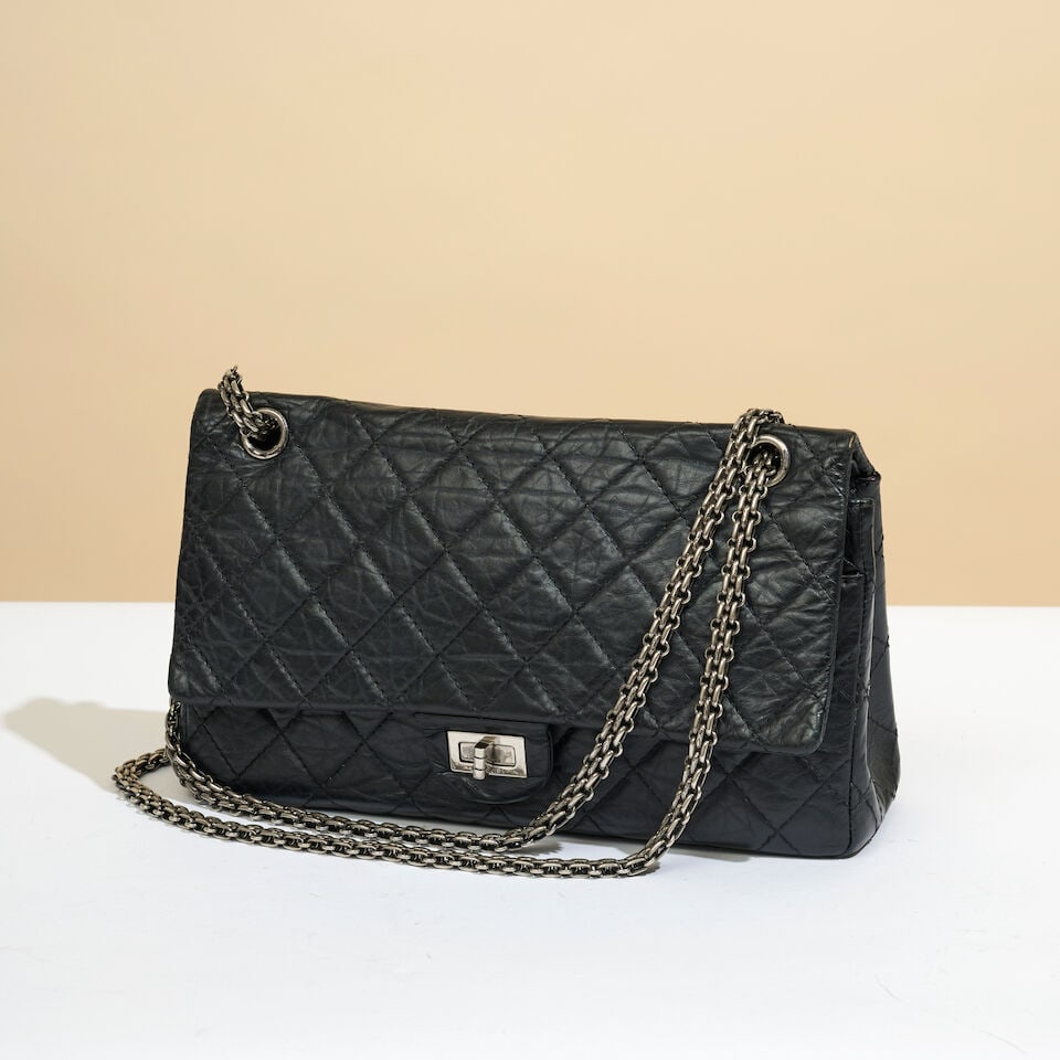 Chanel, année 2010. Sac 2.55 en veau vieilli matelassé marine. Directeur artistique :...: Chanel, année 2010. Sac 2.55 en veau vieilli matelassé marine. Directeur artistique : Karl Lagerfeld. Fermoir pivotant sur double rabat, double anse chaine d'épaule réglable.