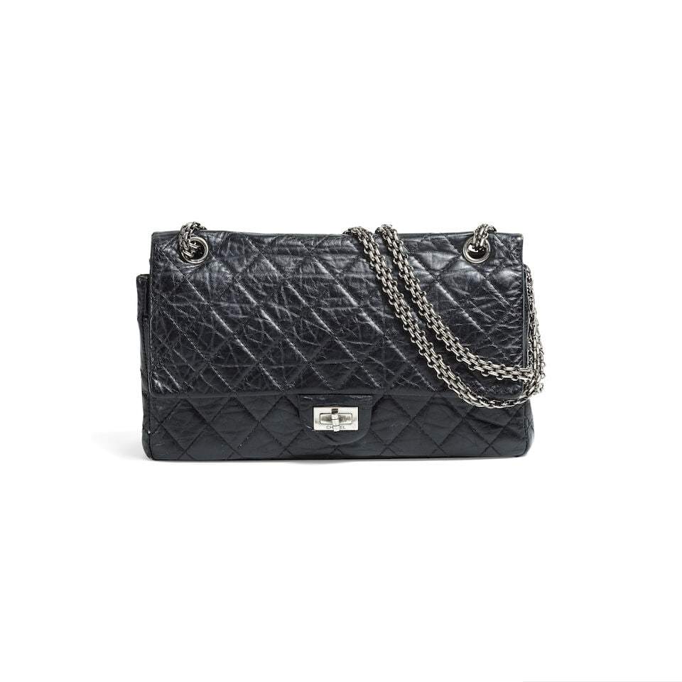 Chanel, année 2010. Sac 2.55 en veau vieilli matelassé marine. Directeur artistique :... - 2