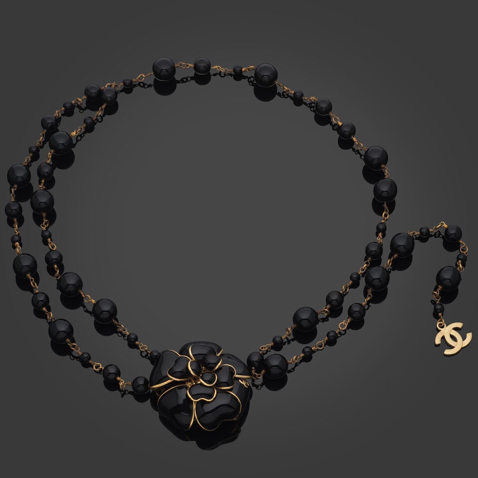 Chanel. Ceinture Camélia partiellement double rang de perles de verre noir. Chanel. Camelli...: Chanel. Ceinture Camélia partiellement double rang de perles de verre noir. Chanel. Camellia partially double-strand belt of black glass beads. Siglée, non signée. CC mark but not