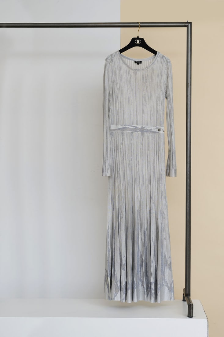 Chanel, collection Métiers d'Art 'Paris - Rome' 2016. Robe longue en maille lurex argent &#...: Chanel, collection Métiers d'Art 'Paris - Rome' 2016. Robe longue en maille lurex argent à effet plissé. Chanel, 'Paris-Rome' 2016 Métiers d'Art collection. Long silver Lurex knit