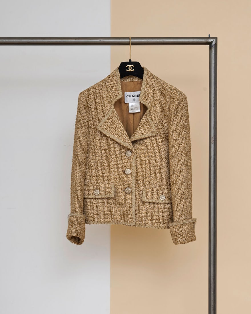 Chanel, collection Resort 'Versailles' 2013. Veste en tweed chiné or gansé d'un scoubi...: Chanel, collection Resort 'Versailles' 2013. Veste en tweed chiné or gansé d'un scoubidou. Chanel, Resort 'Versailles' 2013 collection. Gold-flecked tweed jacket trimmed with braided cord. D