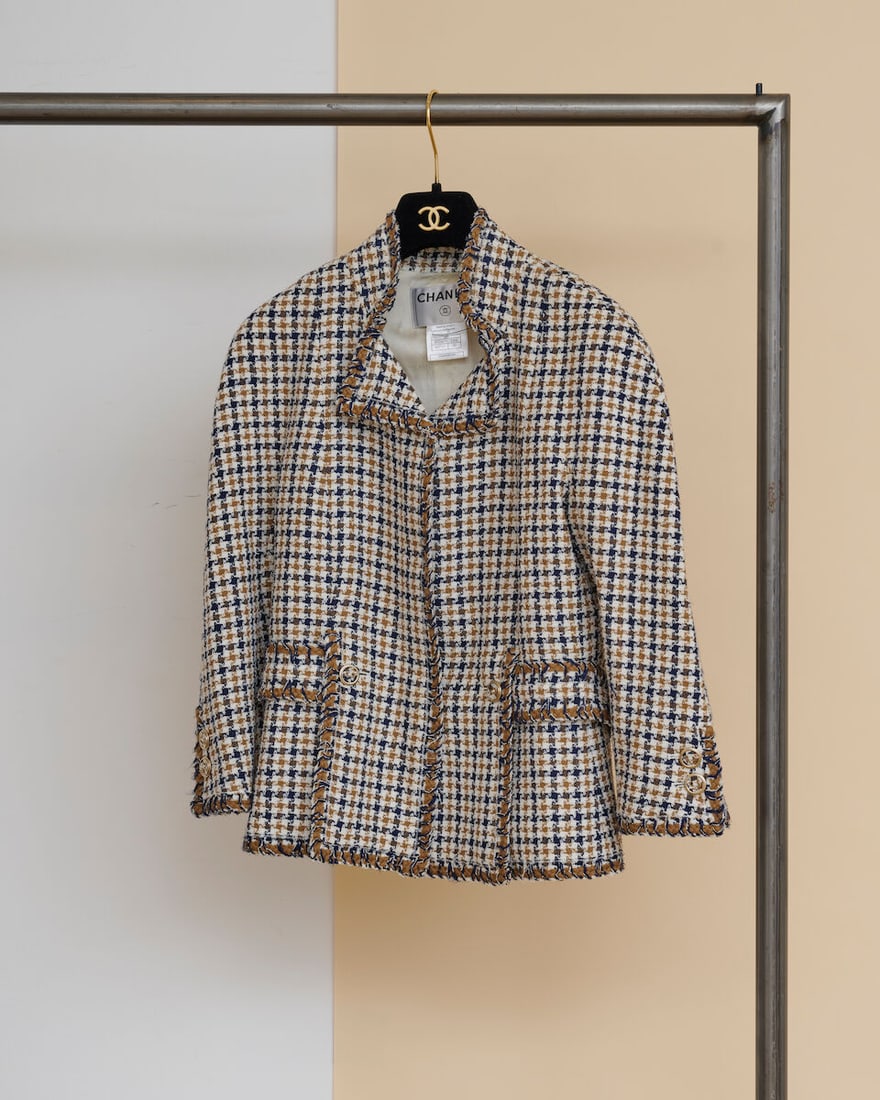 Chanel, collection Prêt à Porter, Printemps/Eté 2008. Veste en tweed pied de poul...: Chanel, collection Prêt à Porter, Printemps/Eté 2008. Veste en tweed pied de poule marine, beige et écru. Chanel, Spring/Summer 2008 Ready-to-Wear collection. Navy, beige, and
