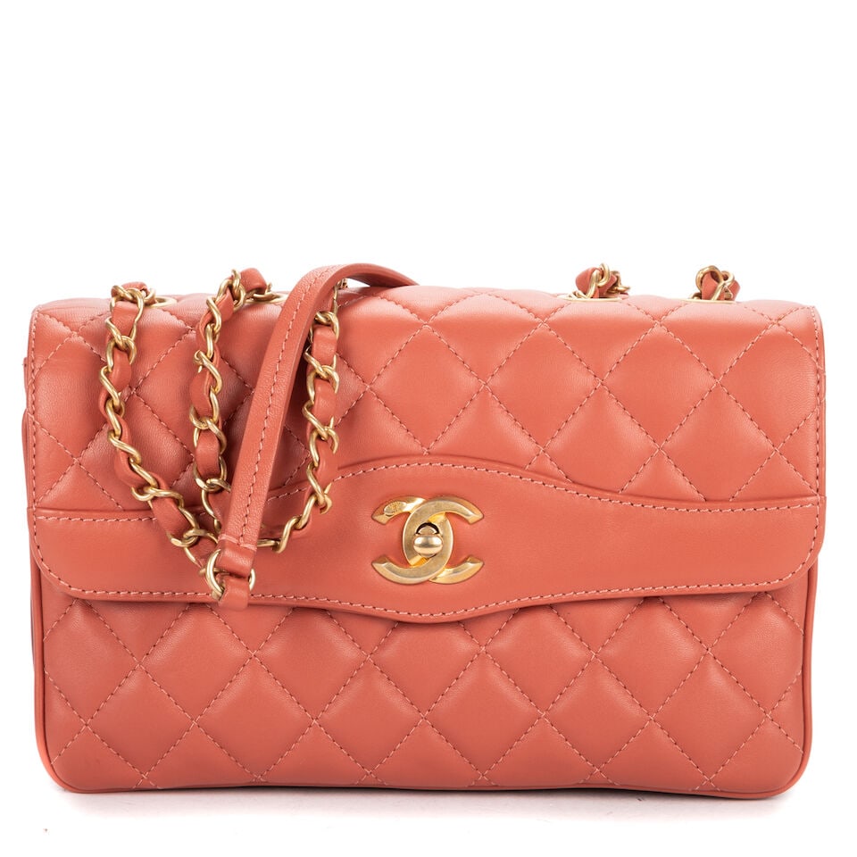 Chanel, circa 2018. Sac en cuir saumon matelassé. Chanel, circa 2018. Quilted salmon-colour...: Chanel, circa 2018. Sac en cuir saumon matelassé. Chanel, circa 2018. Quilted salmon-coloured leather bag. Fermoir logo en métal doré sur rabat, double anse chaîne. Hologramme. Gol
