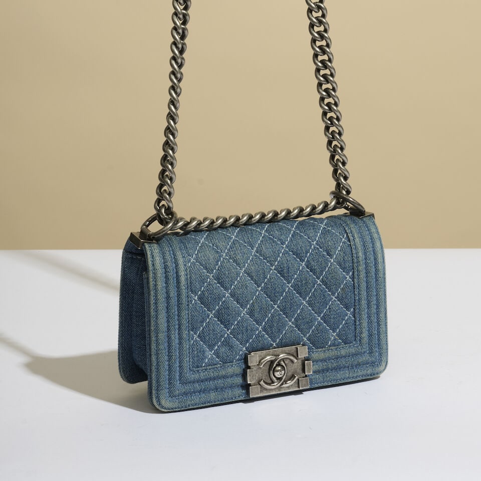 Chanel, 2012. Sac Boy en denim bleu matelassé. Chanel, 2012. Quilted blue denim Boy bag.: Chanel, 2012. Sac Boy en denim bleu matelassé. Chanel, 2012. Quilted blue denim Boy bag. Directeur artistique: Karl Lagerfeld. Hologramme, mais carte d'authenticité manquante. Hologram prese