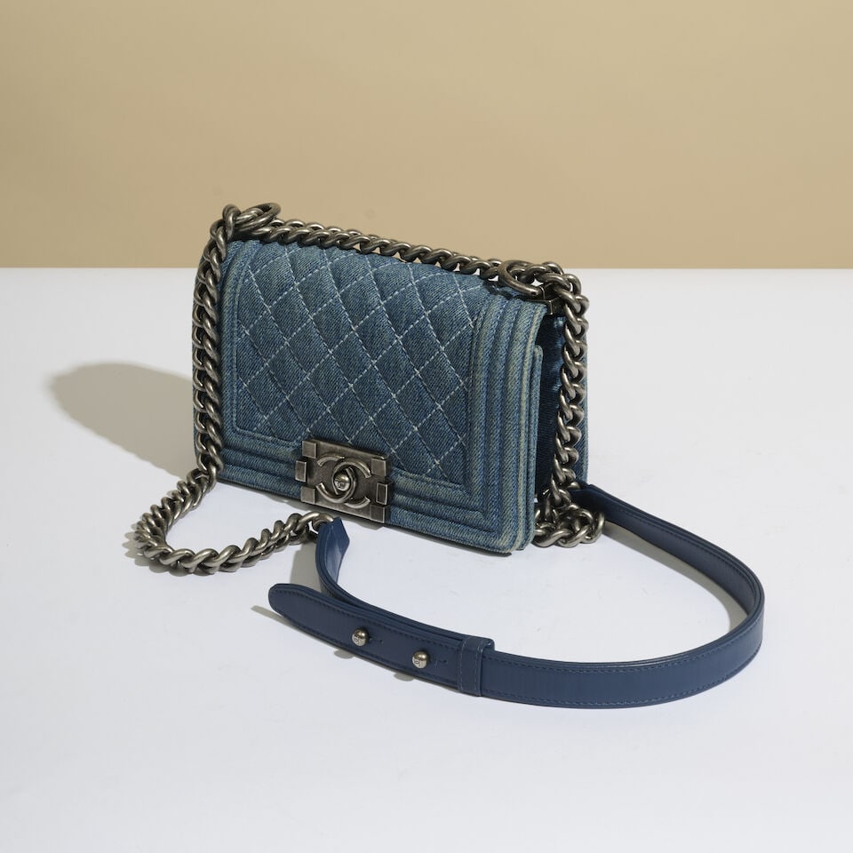Chanel, 2012. Sac Boy en denim bleu matelassé. Chanel, 2012. Quilted blue denim Boy bag. - 2