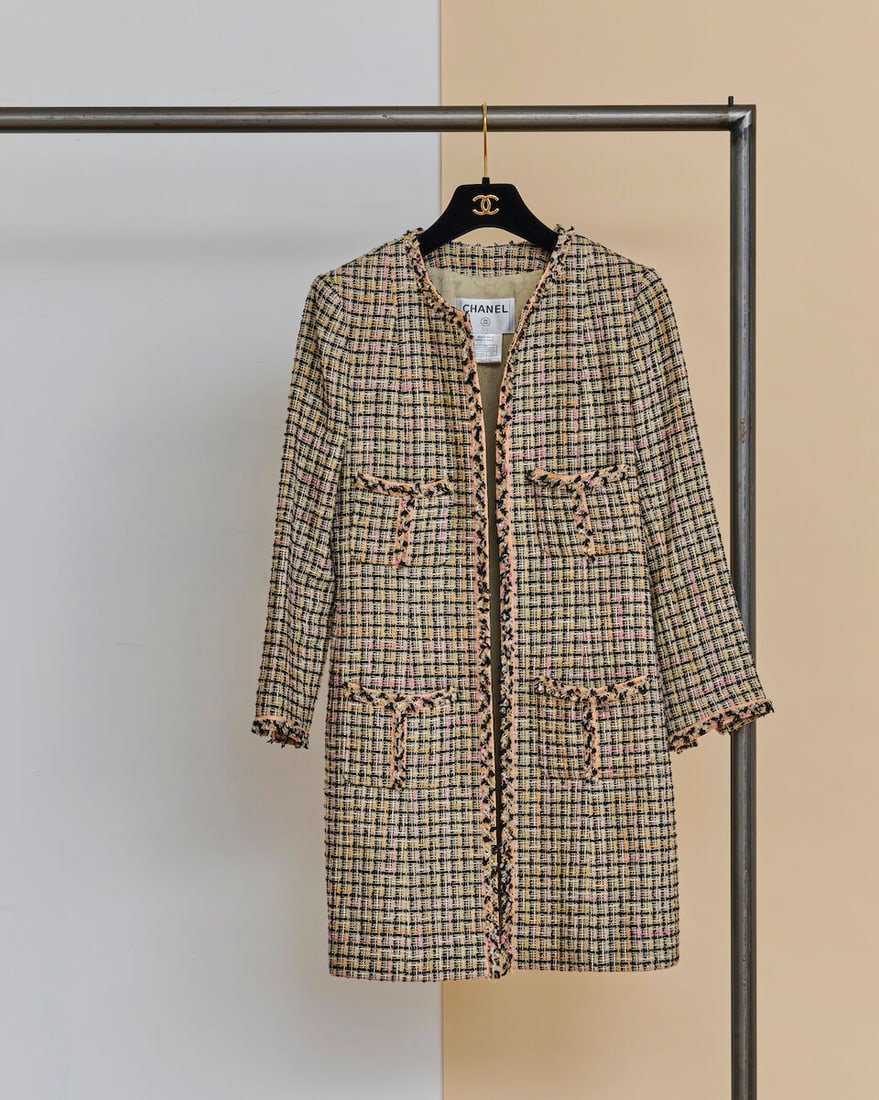 Chanel, collection Prêt à Porter, Printemps/Eté 2003. Manteau en tweed de lin noi...: Chanel, collection Prêt à Porter, Printemps/Eté 2003. Manteau en tweed de lin noir, orange et rose. Chanel, Spring/Summer 2003 Ready-to-Wear collection. Black, orange, and pink linen