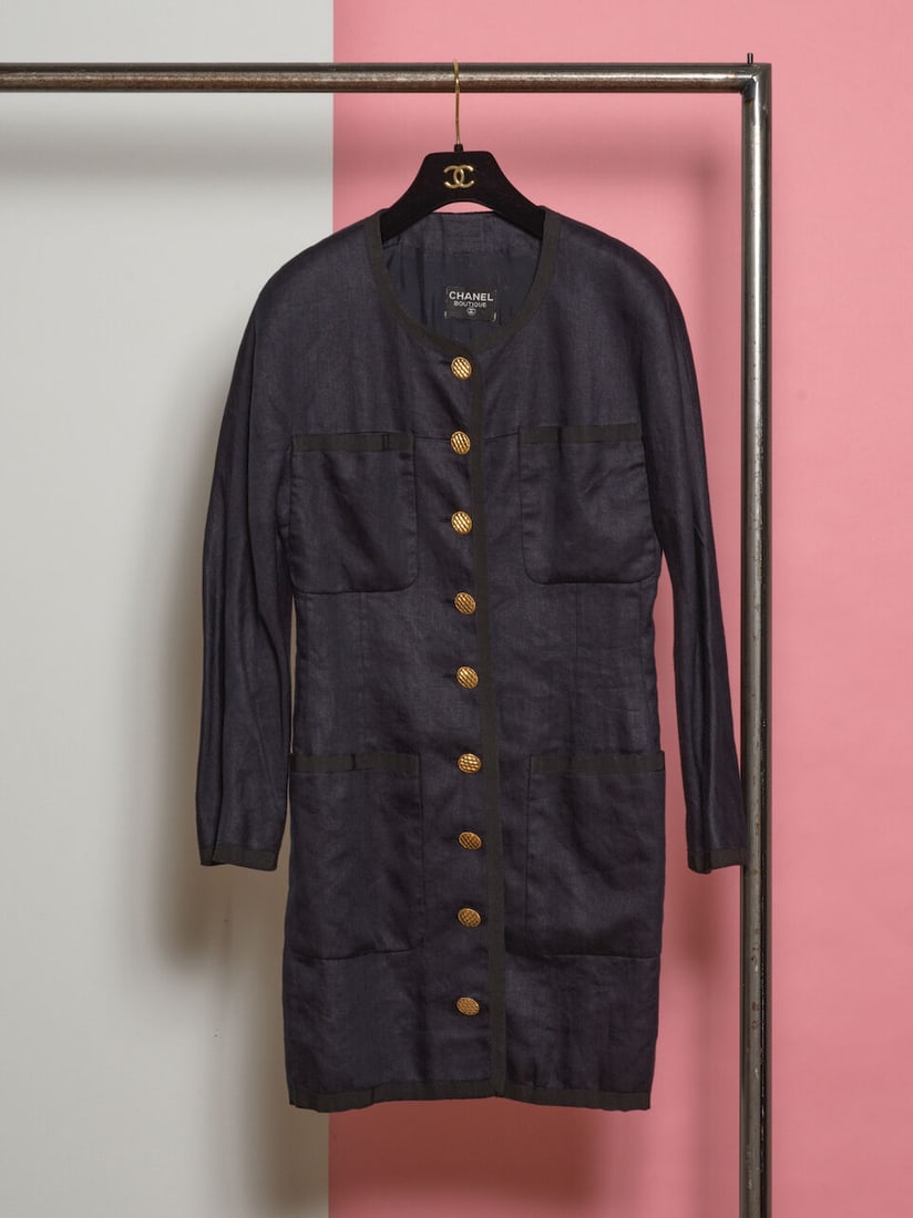 Chanel, collection Prêt à Porter, circa 1990. Robe manteau en lin marine à ganse ...: Chanel, collection Prêt à Porter, circa 1990. Robe manteau en lin marine à ganse noire. Chanel, Ready-to-Wear collection, circa 1990. Navy linen coat dress with black trim. Directeur