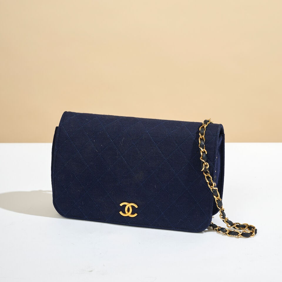 Chanel, circa 1990. Sac à rabat en jersey marine matelassé. Chanel, circa 1990. Navy q... (1 of 1)