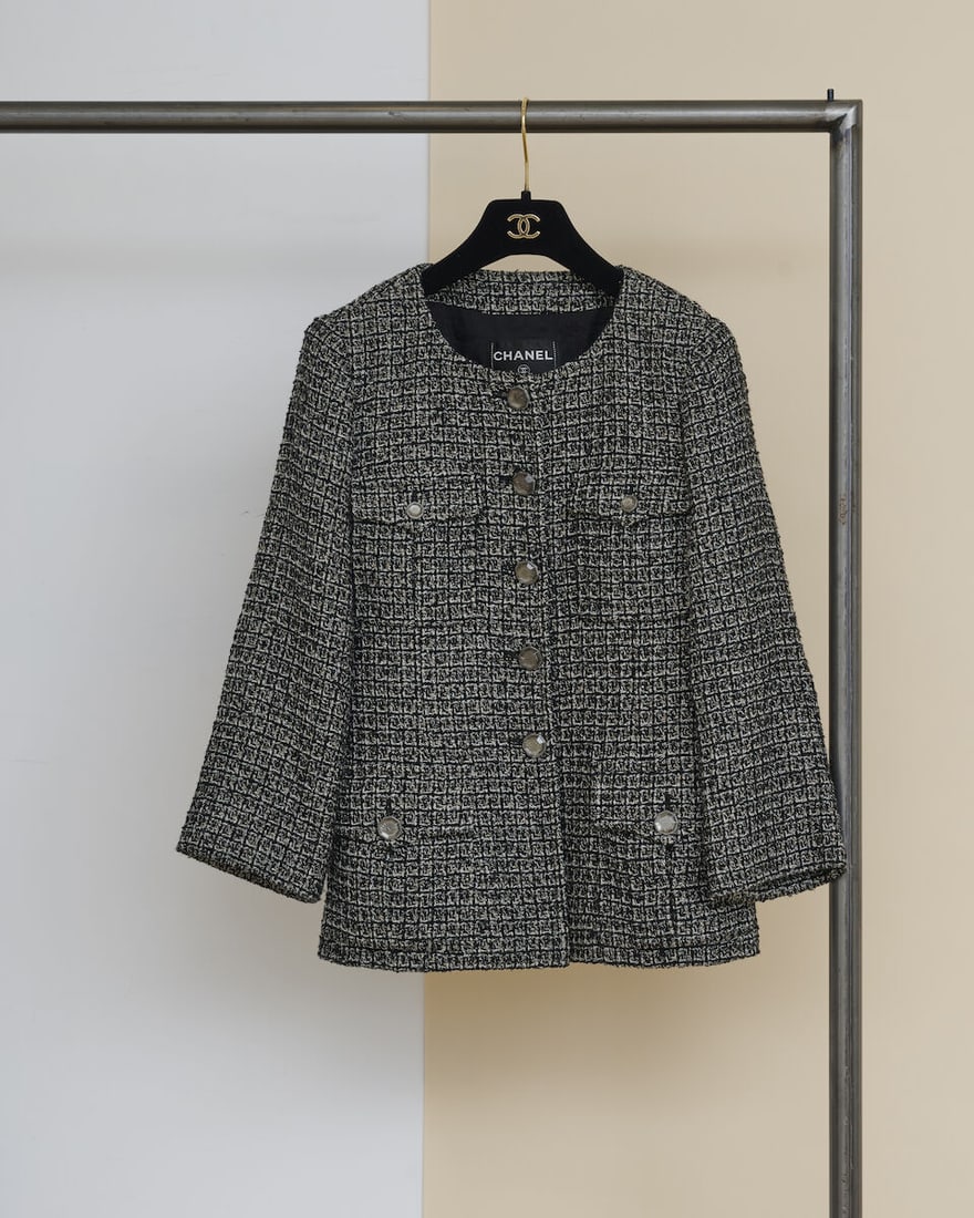 Chanel, collection Prêt à Porter, Automne/Hiver 2012. Veste en tweed noir, blanc et lu...: Chanel, collection Prêt à Porter, Automne/Hiver 2012. Veste en tweed noir, blanc et lurex or. Chanel, Ready-to-Wear collection, Autumn/Winter 2012. Black, white, and gold Lurex tweed