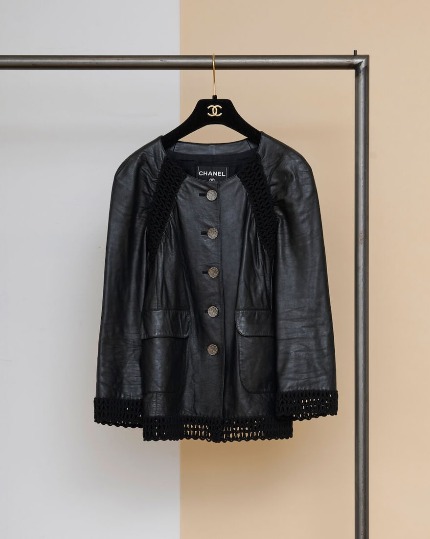 Chanel, collection Croisière 'Grèce Antique' 2018. Veste courte en cuir agneau noir pa...: Chanel, collection Croisière 'Grèce Antique' 2018. Veste courte en cuir agneau noir partiellement perforé. Chanel, 2018 'Ancient Greece' Cruise collection. Short jacket in black