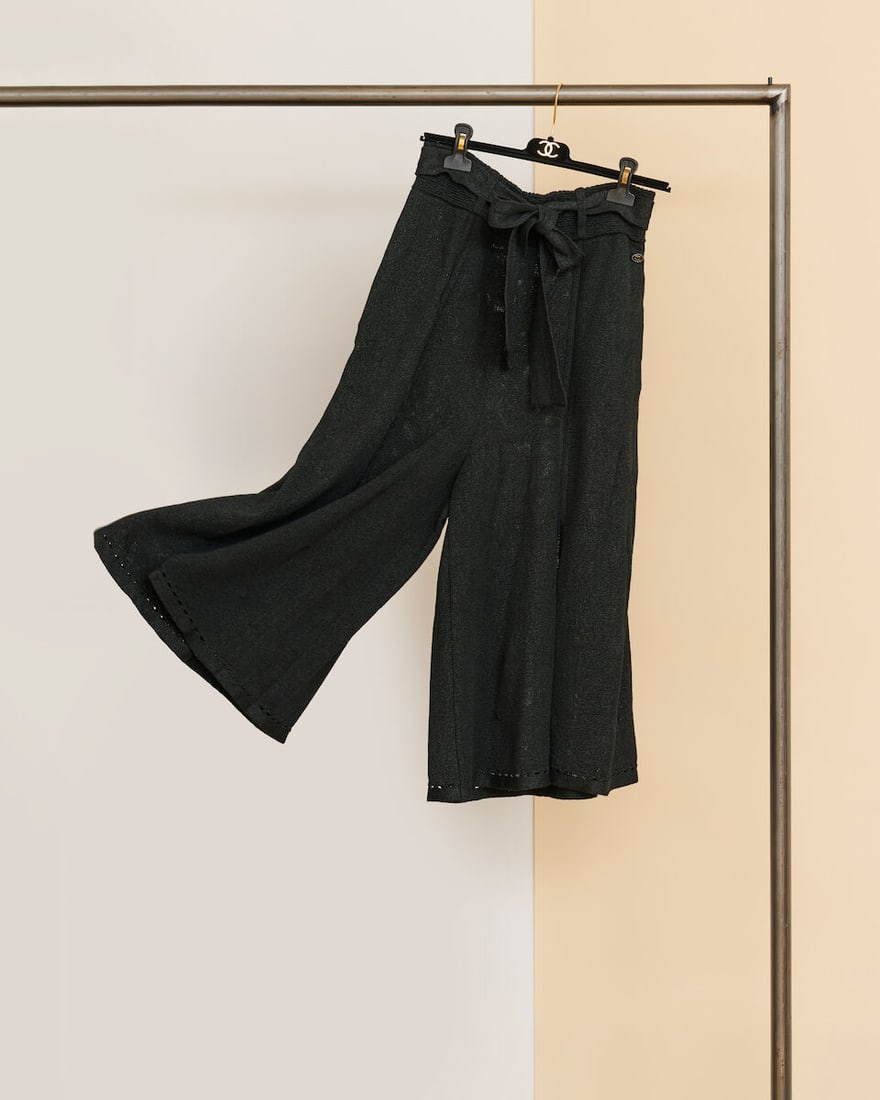 Chanel, collection Prêt à Porter, Printemps-Eté 2019. Jupe-culotte à fentes ...: Chanel, collection Prêt à Porter, Printemps-Eté 2019. Jupe-culotte à fentes en maille ardoise. Chanel, Spring-Summer 2019 Ready-to-Wear collection. Slate-colored knit culottes