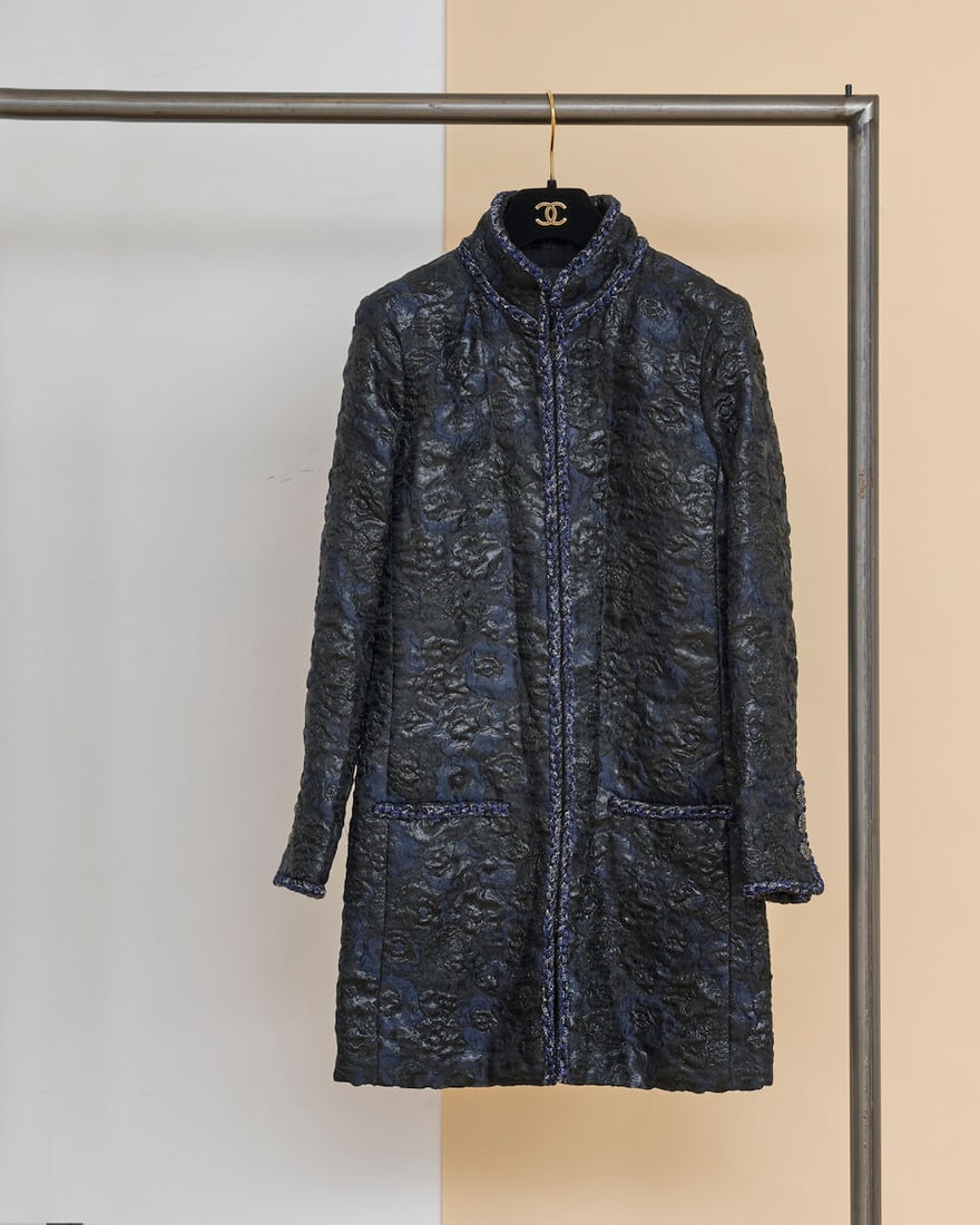 Chanel, collection métier d'Art 'Paris - Rome' 2016. Robe manteau irisée noire et mari... (1 of 2)