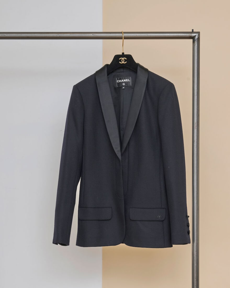 Chanel, collection Métiers d'Art 'Paris - Hambourg' 2018. Veste de smoking en laine et sati...: Chanel, collection Métiers d'Art 'Paris - Hambourg' 2018. Veste de smoking en laine et satin de soie noir. Chanel, 2018 'Paris-Hamburg' Métiers d'Art collection. Black wool and silk satin