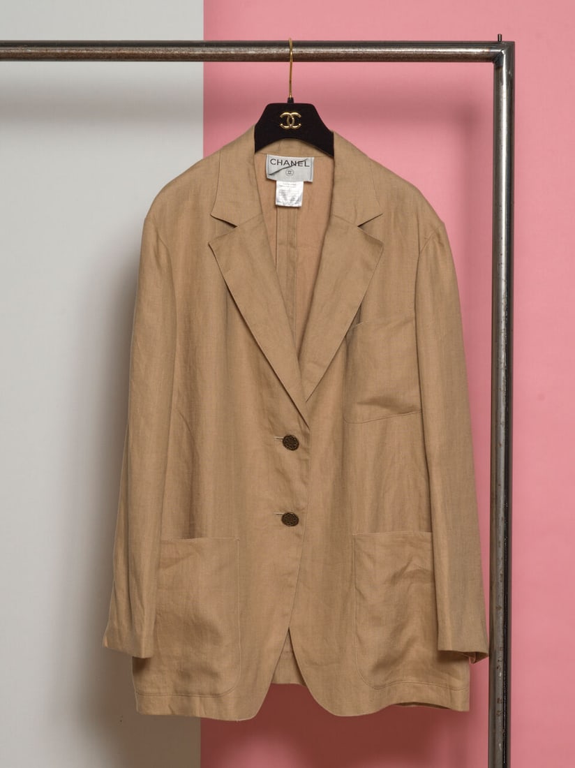 Chanel, collection Croisière 2000. Blazer en lin sable. Chanel, Cruise 2000 collection. San... (1 of 1)