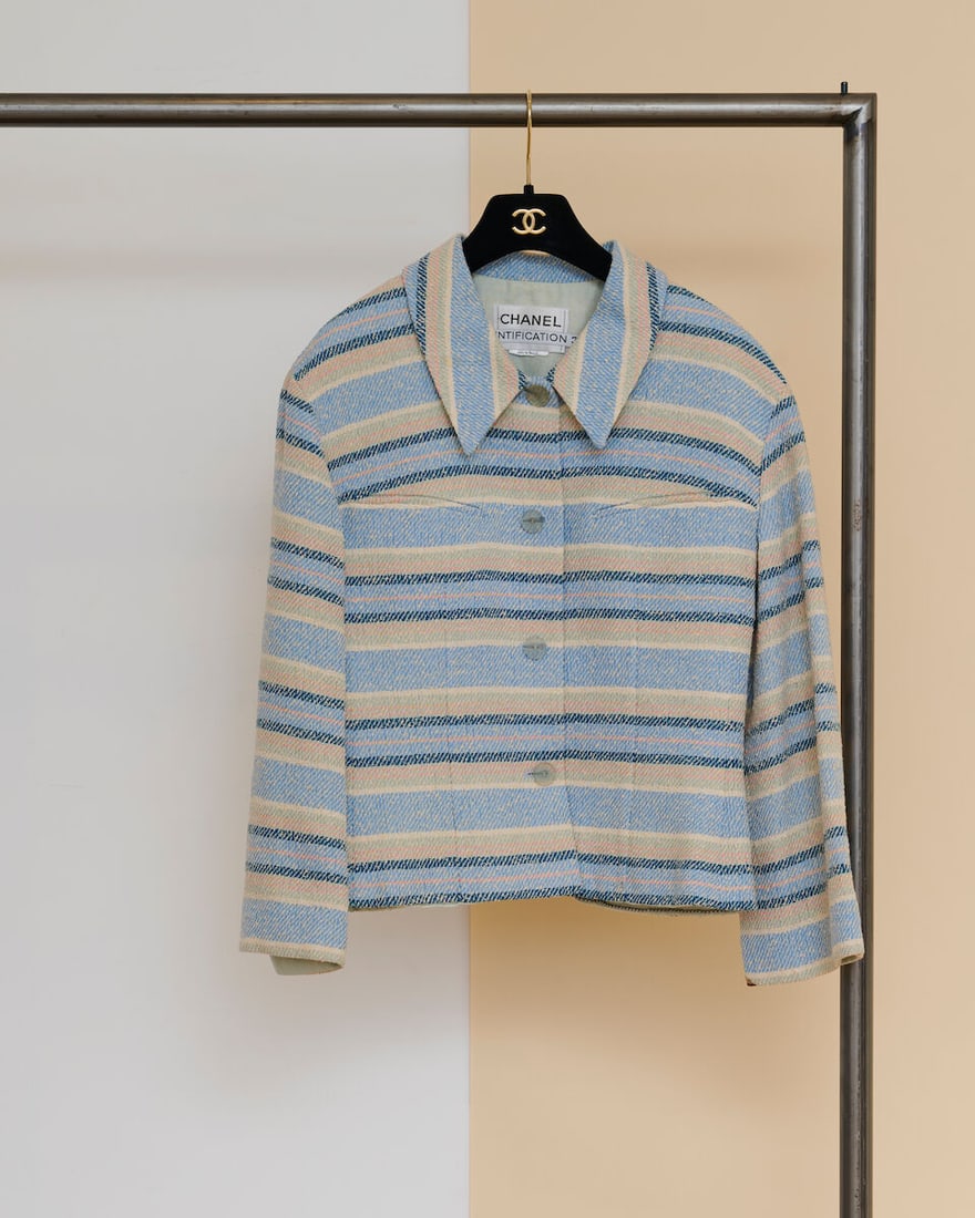 Chanel, collection Croisière 2000. Veste en tweed dans les tons bleu ciel, blancs. Chanel, ... (1 of 2)