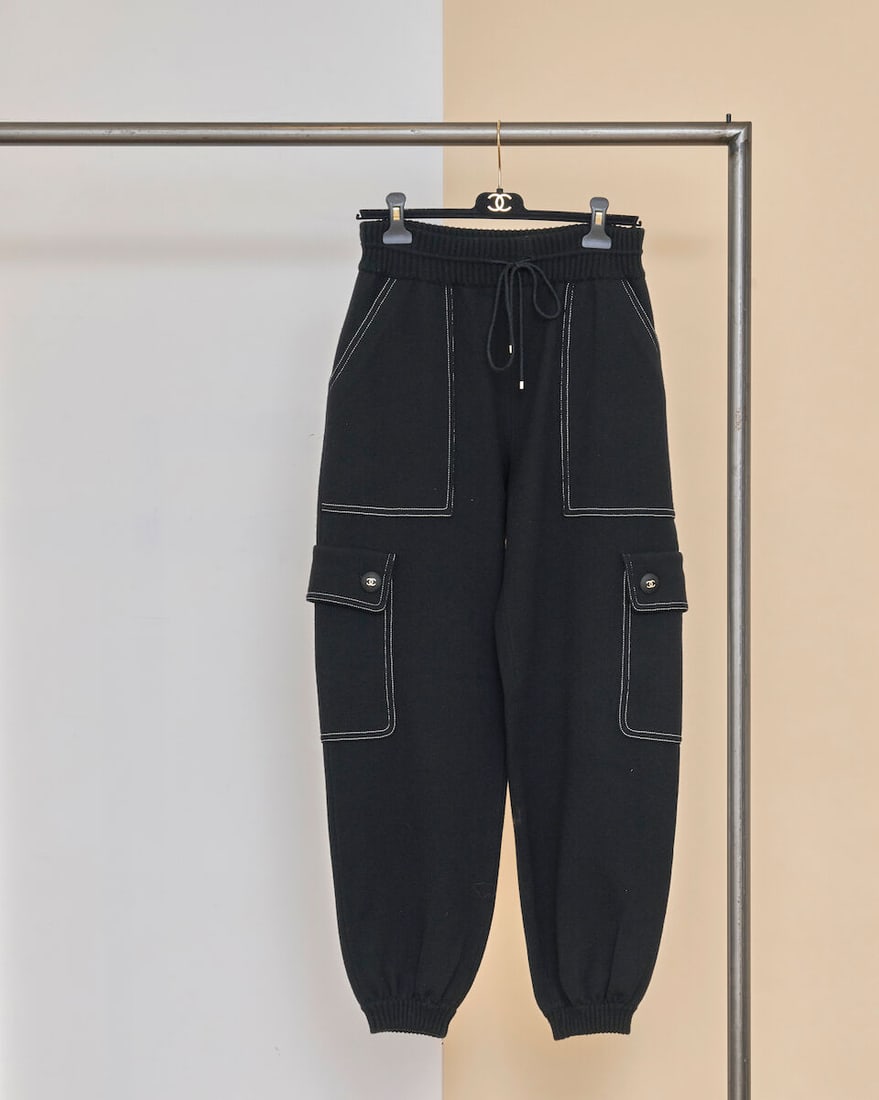 Chanel, collection Prêt-à-Porter, Automne/Hiver 2020. Pantalon cargo en cachemire m...: Chanel, collection Prêt-à-Porter, Automne/Hiver 2020. Pantalon cargo en cachemire mélangé noir. Chanel, Fall/Winter 2020 Ready-to-Wear collection. Black cashmere-blend cargo trouse