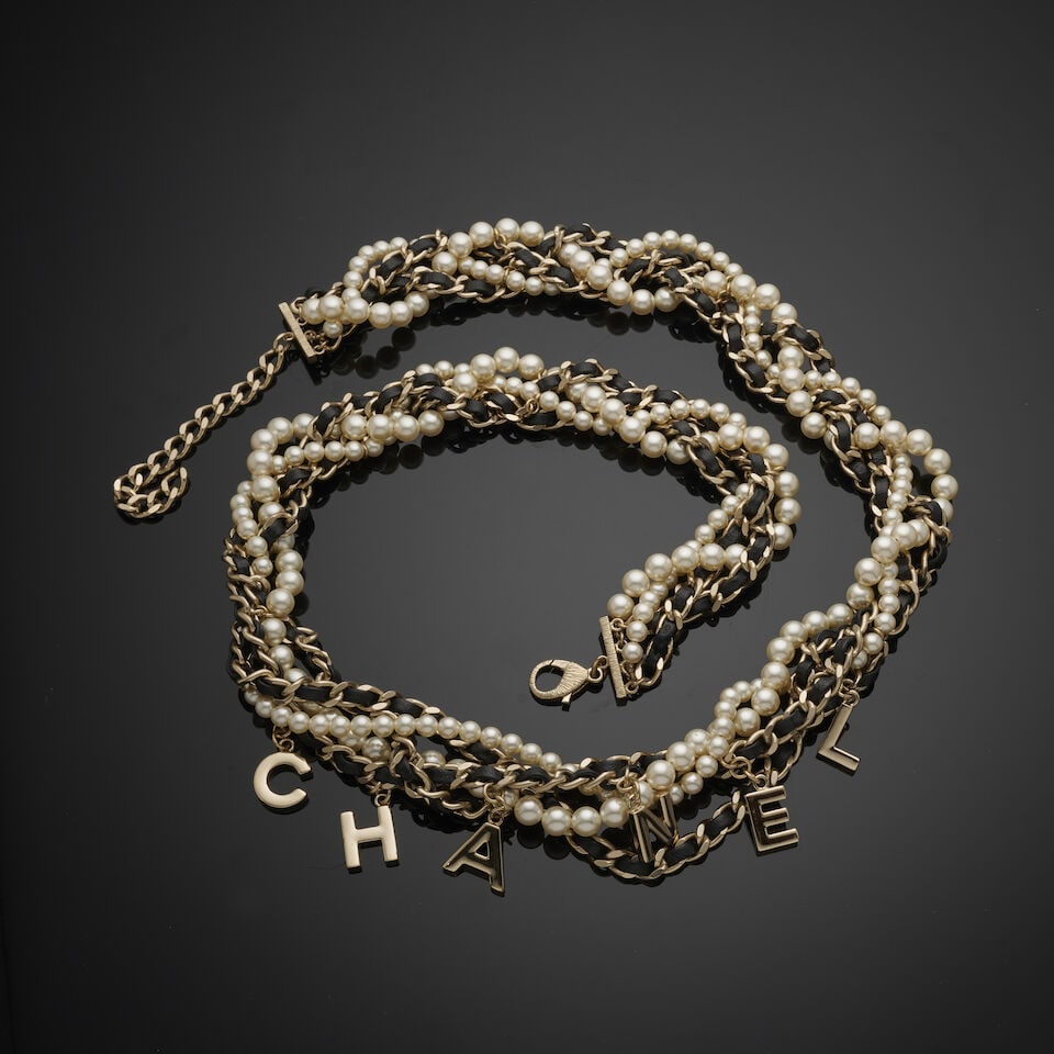 Chanel, collection Prêt à Porter, Automne/Hiver 2020. Ceinture multirangs de chaines e...: Chanel, collection Prêt à Porter, Automne/Hiver 2020. Ceinture multirangs de chaines entrelacées et perles d'imitation. Chanel, Fall/Winter 2020 Ready-to-Wear collection. Multi-strand