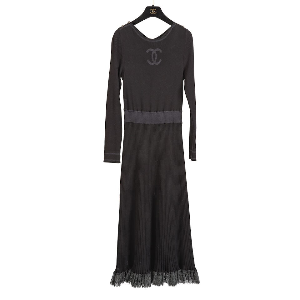 Chanel, collection Prêt à Porter, Printemps/Eté 2021. Robe en maille stretch part...: Chanel, collection Prêt à Porter, Printemps/Eté 2021. Robe en maille stretch partiellement plissé et gansé de lurex argent ajouré. Chanel, Spring/Summer 2021