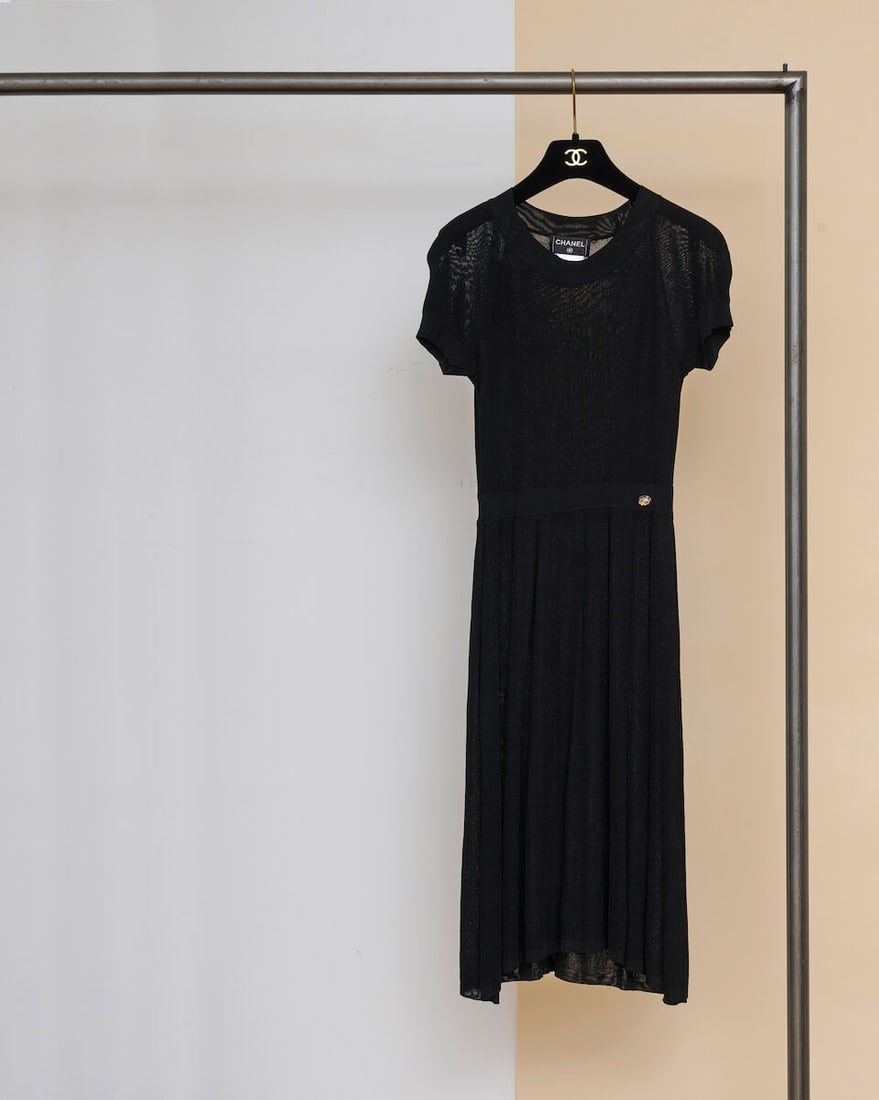 Chanel, collection Prêt-à-Porter, Printemps/Eté 2016. Robe à manches courtes...: Chanel, collection Prêt-à-Porter, Printemps/Eté 2016. Robe à manches courtes en crêpe noir. Chanel, Spring/Summer 2016 Ready-to-Wear collection. Short-sleeved black crepe