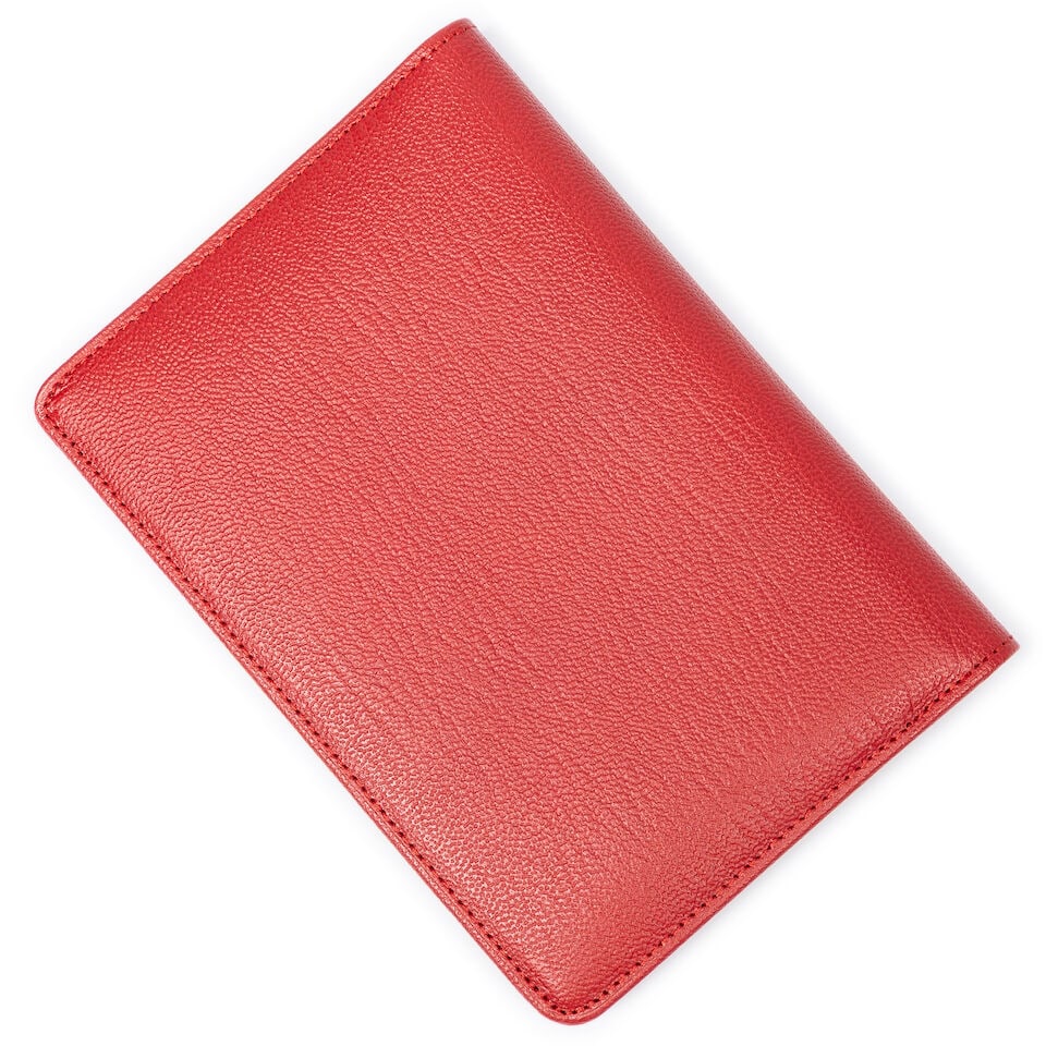 Chanel, circa 2002. Porte passeport en cuir rouge. Chanel, circa 2002. Red leather passport holder. - 2