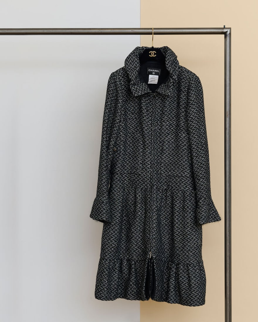 Chanel, collection Prêt-à-Porter, Automne/Hiver 2015. Robe en tweed velours noir et lu...: Chanel, collection Prêt-à-Porter, Automne/Hiver 2015. Robe en tweed velours noir et lurex argent. Chanel, Autumn/Winter 2015 Ready-to-Wear collection. Black velvet tweed and silver lurex