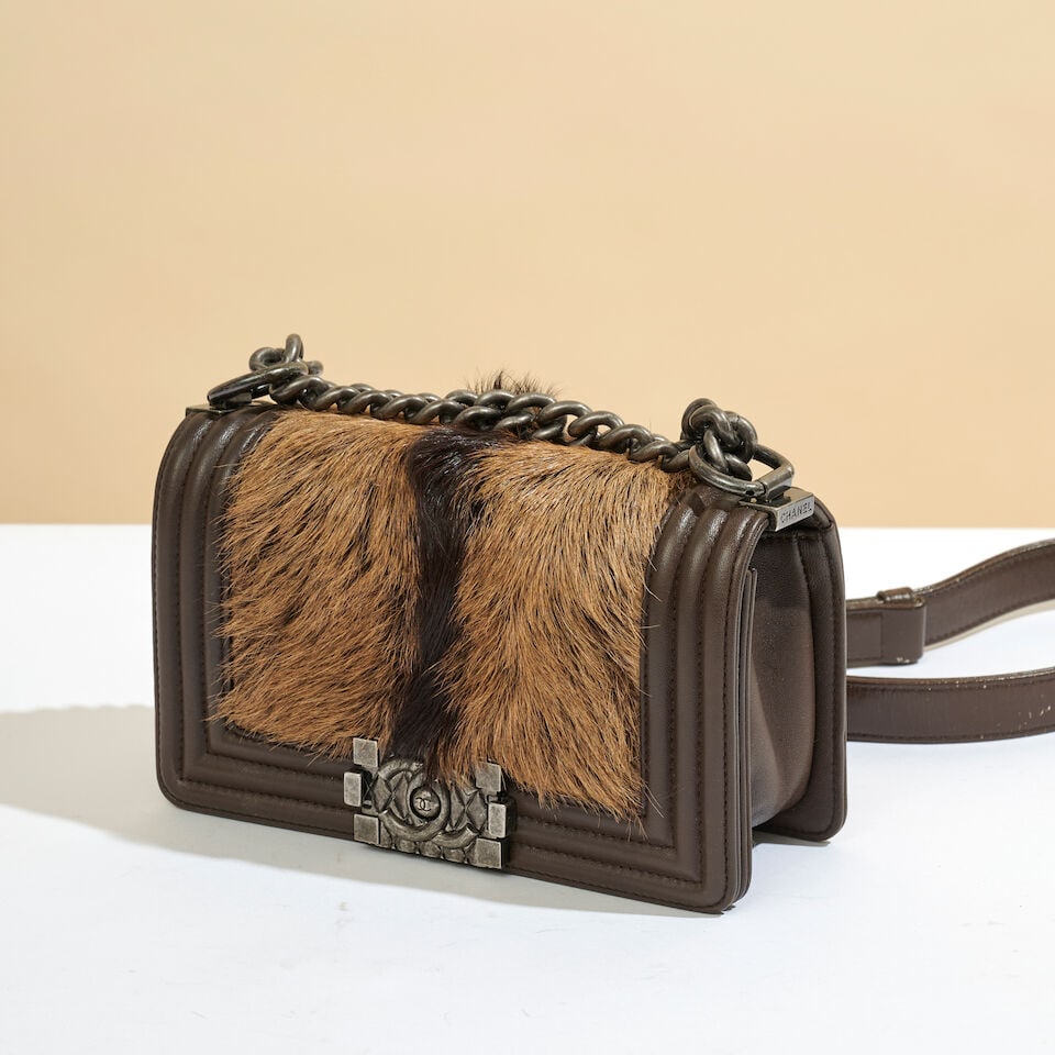 Chanel Sample. Sac Boy en cuir agneau chocolat et vachette. Chanel sample. Boy bag in chocolate...: Chanel Sample. Sac Boy en cuir agneau chocolat et vachette. Chanel sample. Boy bag in chocolate lambskin and cowhide. 20 x 12 x 6,5 cm. Footnotes: Craquelures sur la couleur du sac en