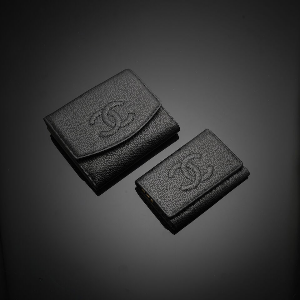 Chanel, année 2004. Portefeuille compact et porte-clés en veau caviar noir. Chanel, 20...: Chanel, année 2004. Portefeuille compact et porte-clés en veau caviar noir. Chanel, 2004. Compact wallet and key holder in black caviar calfskin. Directeur artistique: Karl Lagerfeld. 10 x 1
