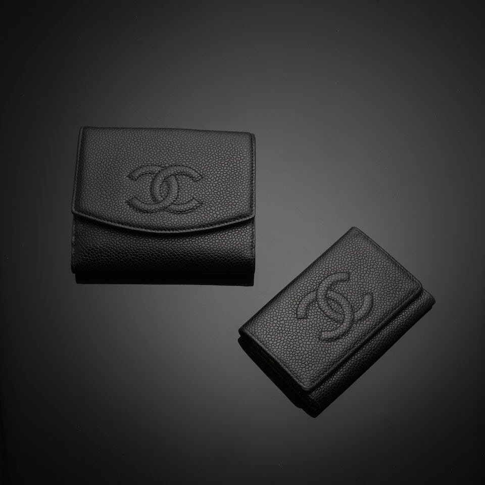 Chanel, année 2004. Portefeuille compact et porte-clés en veau caviar noir. Chanel, 20... - 2