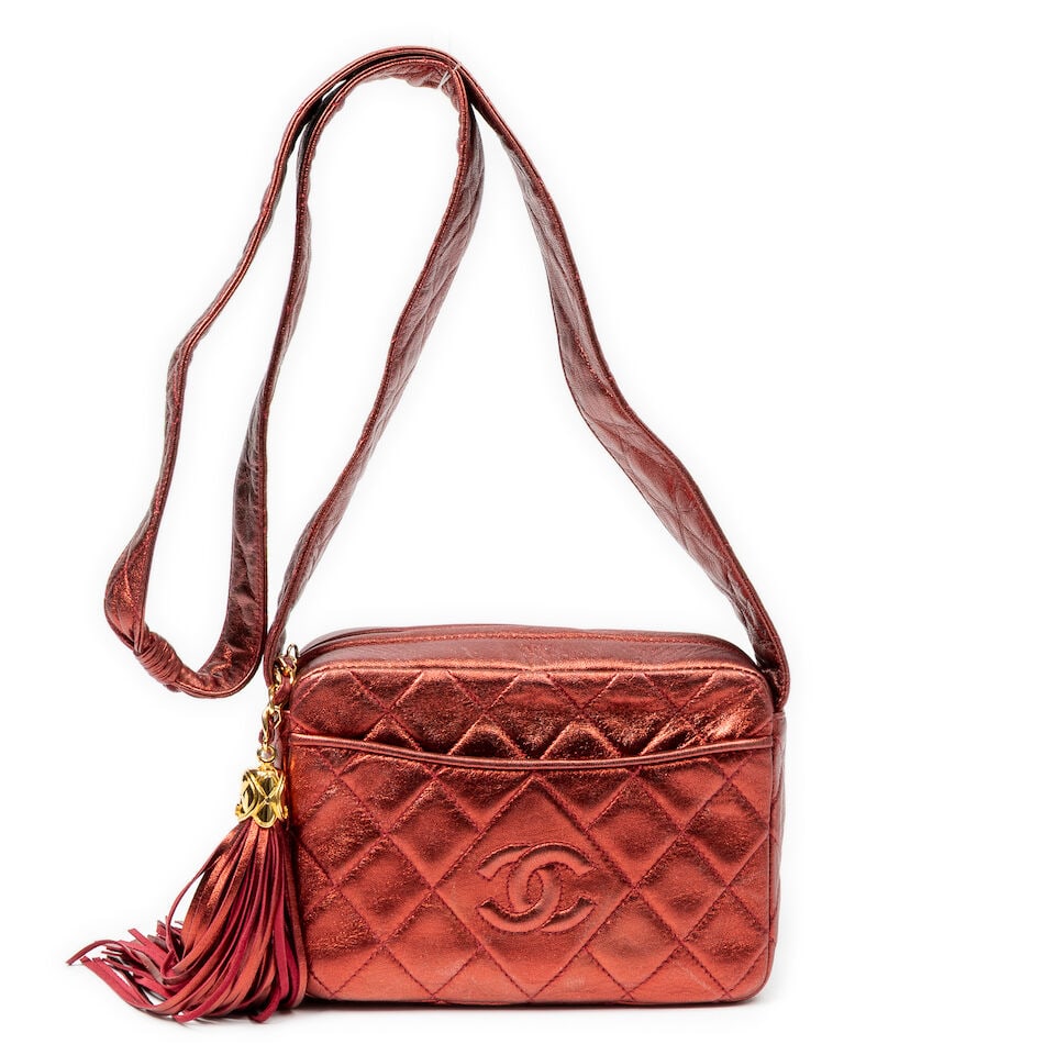 Chanel, circa 1991. Sac Mini Camera en cuir rouge irisée matelassé. Chanel, circa 1991...: Chanel, circa 1991. Sac Mini Camera en cuir rouge irisée matelassé. Chanel, circa 1991. Red quilted Mini Camera bag. Poche extérieure siglée, fermeture zippée, anse