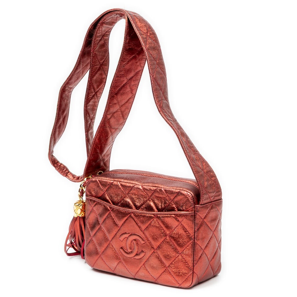 Chanel, circa 1991. Sac Mini Camera en cuir rouge irisée matelassé. Chanel, circa 1991... - 2