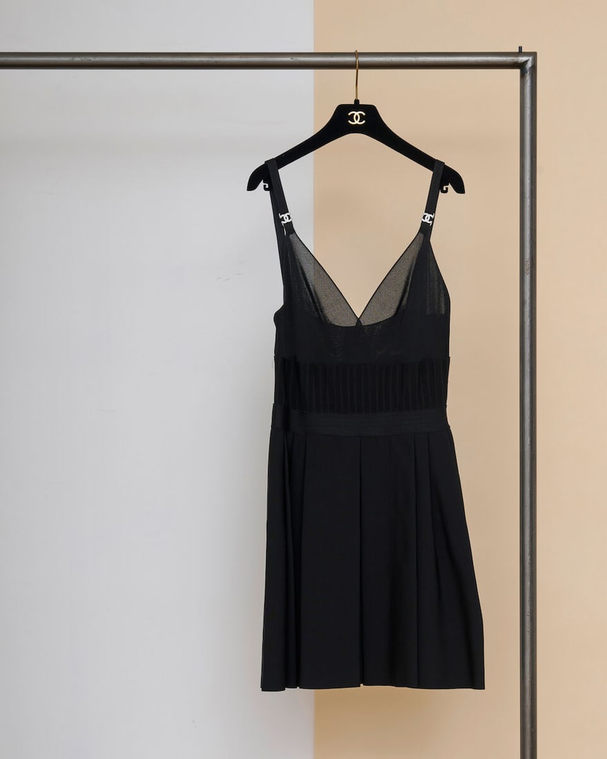 Chanel, collection Prêt-à-Porter, Printemps/Eté 2020. Robe à bretelles CC st...: Chanel, collection Prêt-à-Porter, Printemps/Eté 2020. Robe à bretelles CC strassées en maille noire. Chanel, Spring/Summer 2020 Ready-to-Wear collection. Black knit dress
