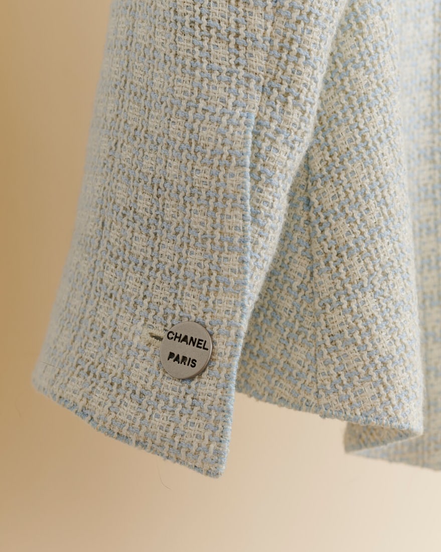 Chanel, collection Croisière 2000. Veste à dos asymétrique en tweed de laine bleu... - 2