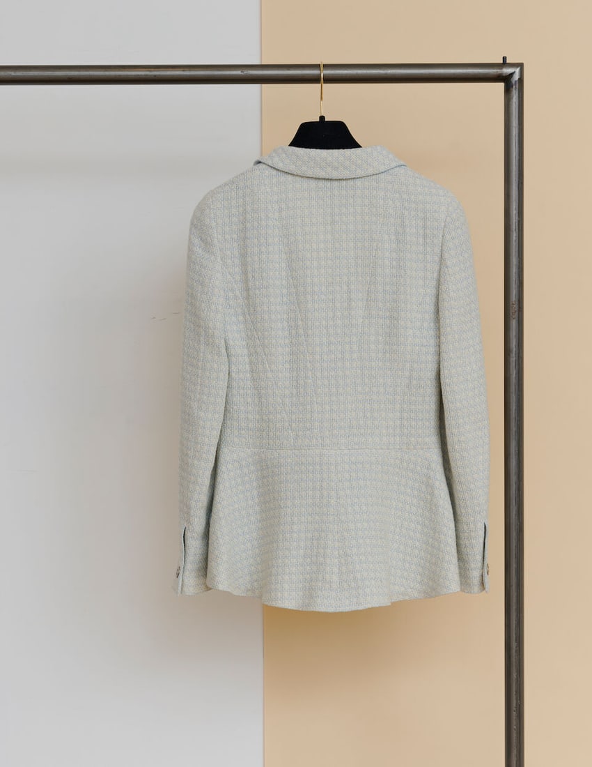 Chanel, collection Croisière 2000. Veste à dos asymétrique en tweed de laine bleu... - 3