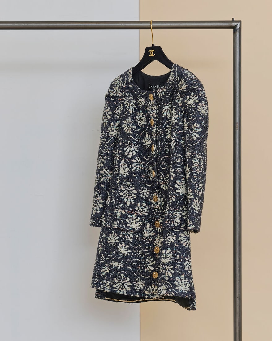 Chanel, collection Croisière 'Grèce Antique' 2018. Manteau en tweed marine horizontal,...: Chanel, collection Croisière 'Grèce Antique' 2018. Manteau en tweed marine horizontal, à motif floral écru chiné multicolore. Chanel, 2018 'Ancient Greece' Cruise collection. 