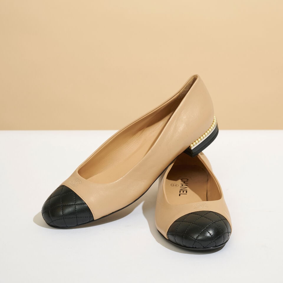 Chanel. Ballerines perlées en cuir bicolore beige, noir, partiellement matelassé. Cha... (1 of 2)