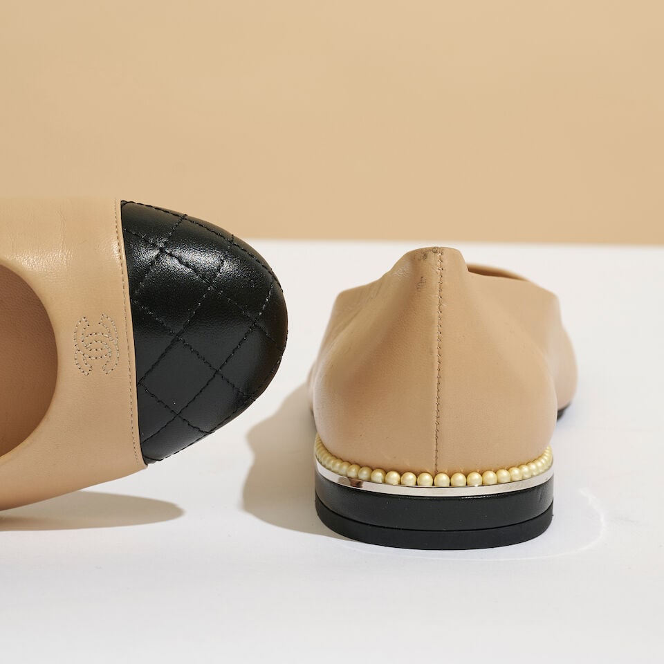 Chanel. Ballerines perlées en cuir bicolore beige, noir, partiellement matelassé. Cha... - 2