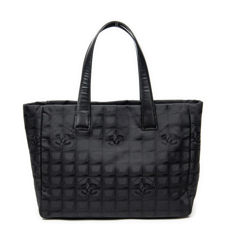 Chanel, circa 2004. Sac cabas Travel Line en nylon noir. Chanel, circa 2004. Black nylon Travel ...: Chanel, circa 2004. Sac cabas Travel Line en nylon noir. Chanel, circa 2004. Black nylon Travel Line tote bag. Double anse bandoulière. Hologramme. Double shoulder strap. Hologram. 35 x 25 x 14