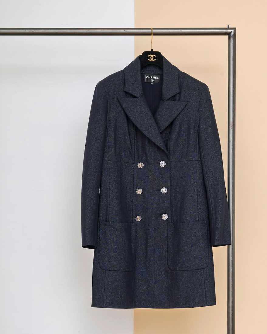 Chanel, collection Croisière 'La Pausa' 2019. Robe faisant manteau en lainage lurex iris...: Chanel, collection Croisière 'La Pausa' 2019. Robe faisant manteau en lainage lurex irisé marine. Chanel, 'La Pausa' Cruise 2019 collection. Coat-dress in navy iridescent Lurex wool
