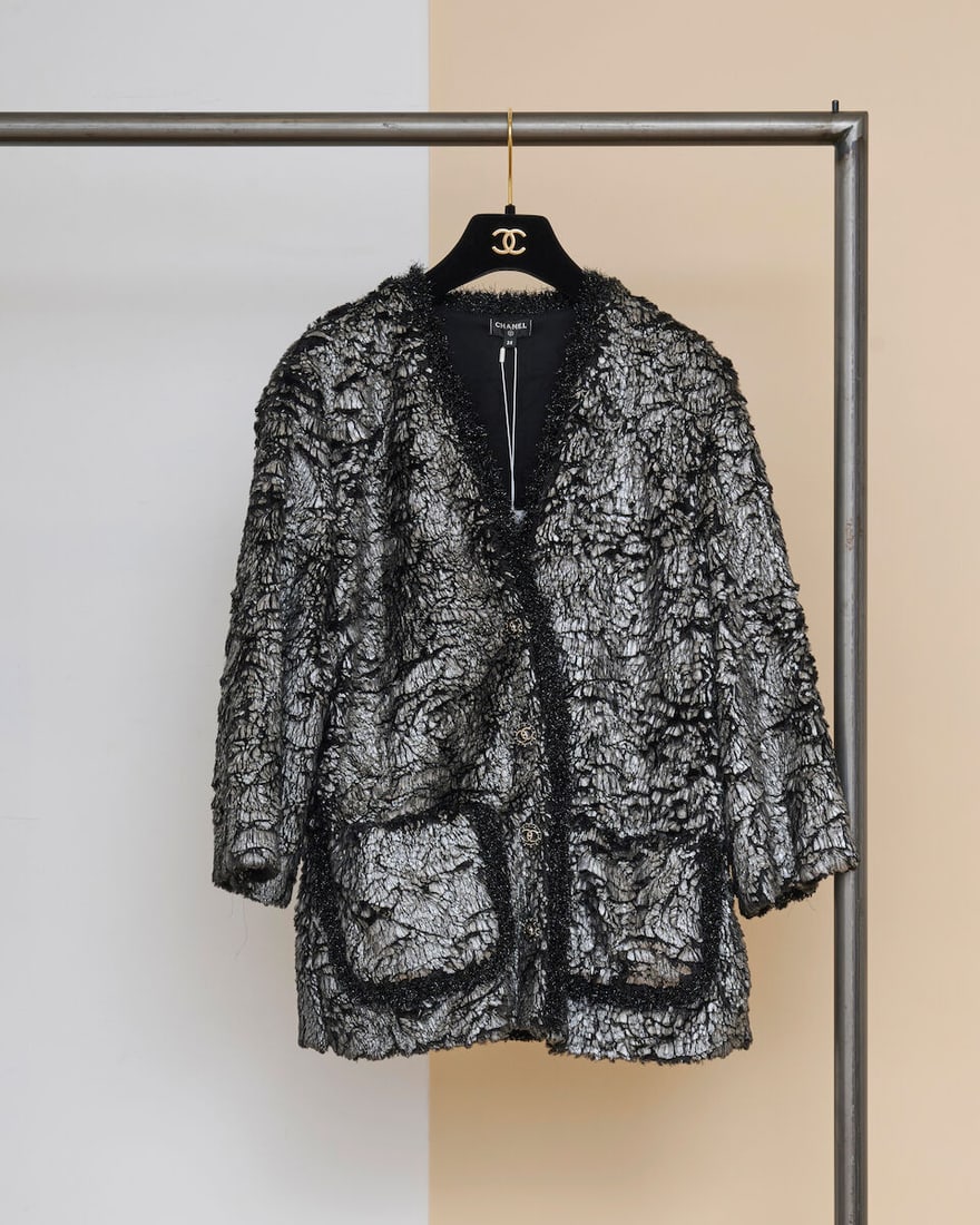 Chanel, collection Prêt-à-Porter, Automne/Hiver 2018. Veste en fausse fourrure noire p...: Chanel, collection Prêt-à-Porter, Automne/Hiver 2018. Veste en fausse fourrure noire peinte argent. Chanel, Fall/Winter 2018 Ready-to-Wear collection. Black faux-fur jacket with